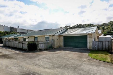 Photo of property in 5a Simons Street, Moturoa, New Plymouth, 4310