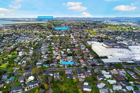 Photo of property in 42a Totara Road, Te Atatu Peninsula, Auckland, 0610