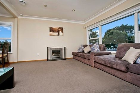 Photo of property in 10 Paragon Avenue, Beach Haven, Auckland, 0626