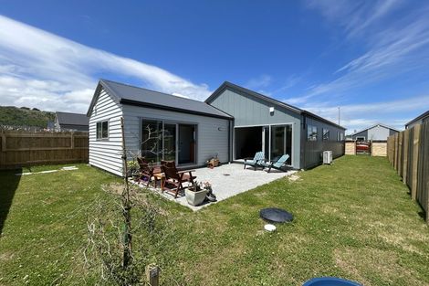 Photo of property in 18 Koru Loop, Paraparaumu, 5032