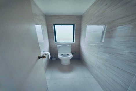 Photo of property in 2/22 Athena Drive, Totara Vale, Auckland, 0629