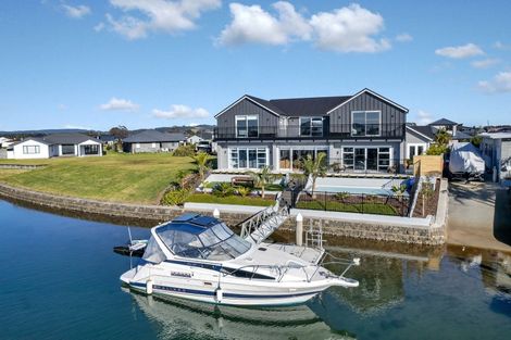 Photo of property in 13 Waitemata Drive, One Tree Point, 0118