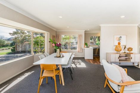 Photo of property in 17 Balmerino Grove, Waikanae, 5036