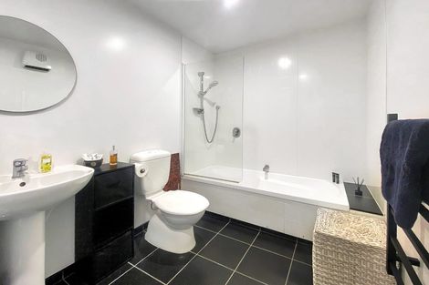 Photo of property in Stadium Garden Flats, 319/107 Thorndon Quay, Pipitea, Wellington, 6011