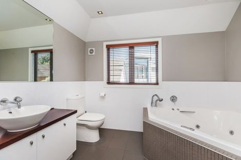Photo of property in 9a Treasure Grove, Hataitai, Wellington, 6021