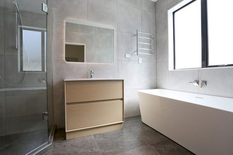 Photo of property in 1a Kirkdale Place, Northcross, Auckland, 0632