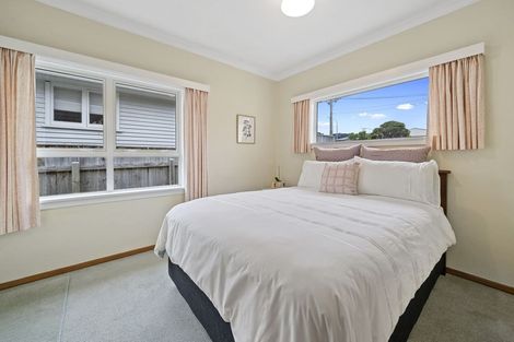 Photo of property in 25 Mexted Terrace, Tawa, Wellington, 5028