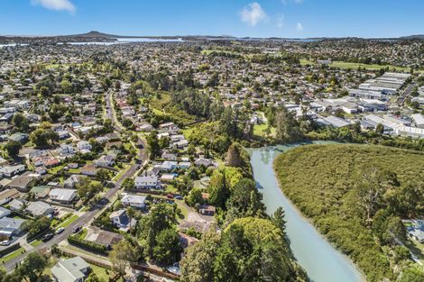 Photo of property in 114 Ennis Avenue, Pakuranga Heights, Auckland, 2010