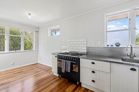 Photo of property in 16 William Bond Street, Stanley Point, Auckland, 0624