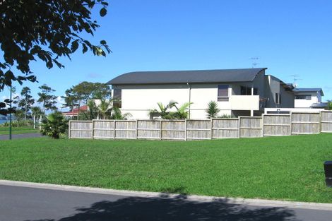 Photo of property in 28 Riverstone Road, Te Atatu Peninsula, Auckland, 0610