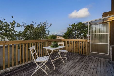 Photo of property in 2/307 Wairau Road, Totara Vale, Auckland, 0627