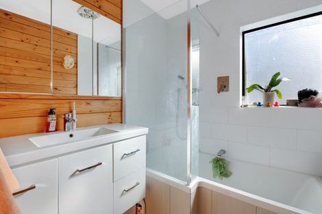 Photo of property in 12 Thalia Place, Totara Vale, Auckland, 0629