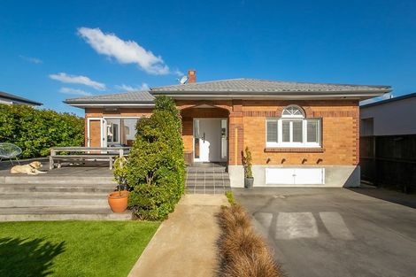 Photo of property in 37 Harbour View Road, Point Chevalier, Auckland, 1022