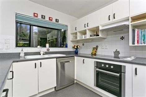 Photo of property in 2/182 Queen Street, Northcote Point, Auckland, 0627