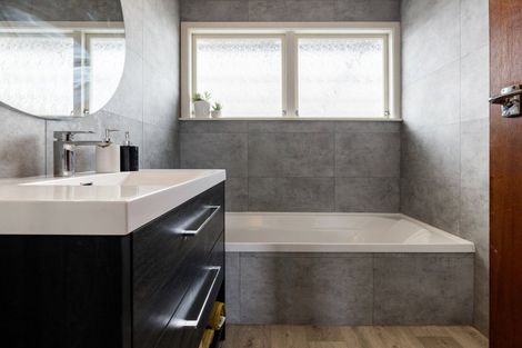 Photo of property in 77 Pohutukawa Drive, Pukete, Hamilton, 3200