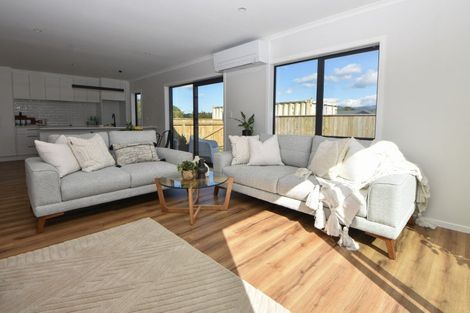 Photo of property in 4 Macrocarpa Lane, Carterton, 5713