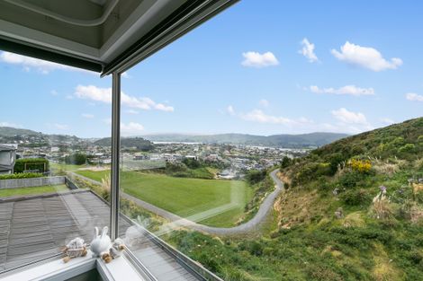 Photo of property in 15 Canary Way, Whitby, Porirua, 5024