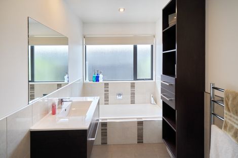 Photo of property in 43 Westpark Drive, Burnside, Christchurch, 8053