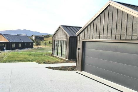 Photo of property in 16 Kinross Lane, Jacks Point, Queenstown, 9371