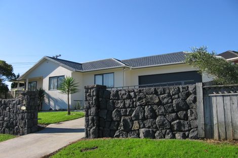 Photo of property in 2 Castaing Crescent, Te Atatu South, Auckland, 0610
