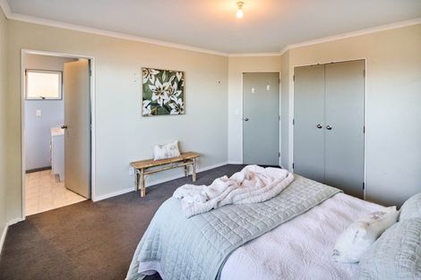 Photo of property in 25 Bowes Crescent, Strathmore Park, Wellington, 6022