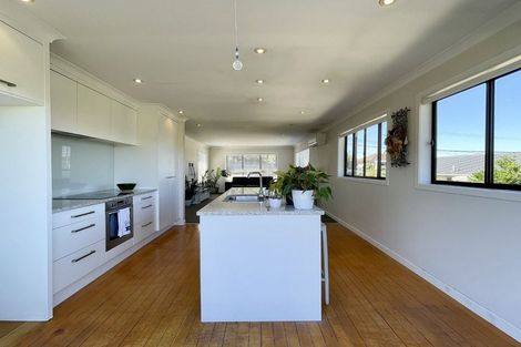 Photo of property in 2/5 Howard Road, Northcote, Auckland, 0627