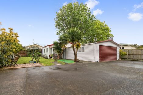 Photo of property in 10 Kaumatua Place, Te Atatu Peninsula, Auckland, 0610