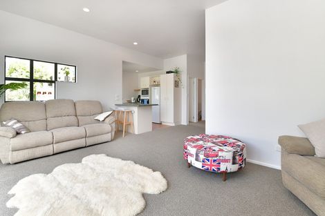 Photo of property in 1/62 Fernhill Way, Oteha, Auckland, 0632