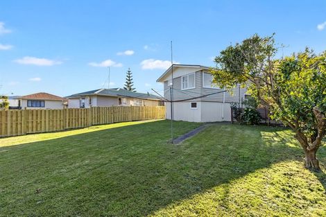 Photo of property in 32 Kirrie Avenue, Te Atatu South, Auckland, 0610