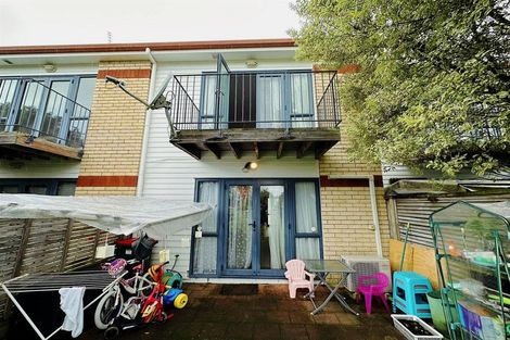 Photo of property in Tuscany Way, 17/3 Ambrico Place, New Lynn, Auckland, 0600