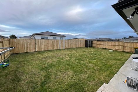 Photo of property in 13 Walter Ruddock Avenue, Kumeu, 0810