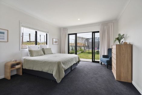 Photo of property in 18 Atlantic Drive, Fitzherbert, Palmerston North, 4410