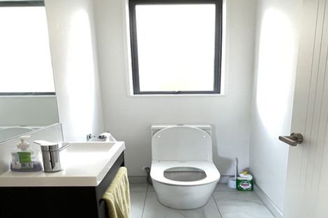 Photo of property in 4/4 Mcquoid Place, Glenfield, Auckland, 0629