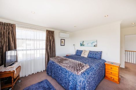 Photo of property in 27 Ruapehu Drive, Fitzherbert, Palmerston North, 4410