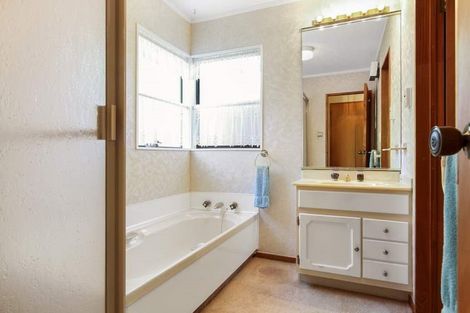 Photo of property in 4 Sunward Rise, Glenfield, Auckland, 0629