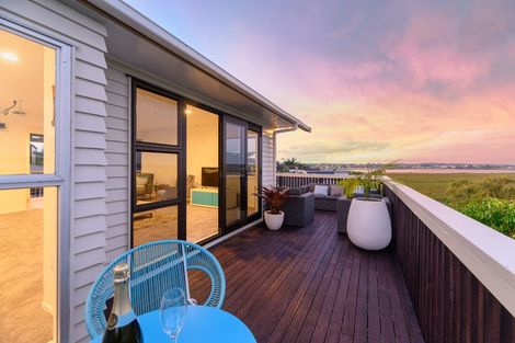 Photo of property in 33 Dawnhaven Drive, Te Atatu Peninsula, Auckland, 0610