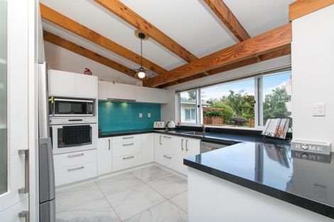 Photo of property in 102 Boord Crescent, Kumeu, 0891