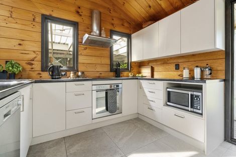 Photo of property in 44 Turanga Road, Henderson Valley, Auckland, 0612