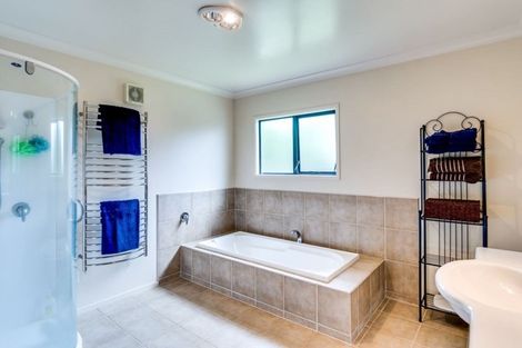 Photo of property in 128 Tait Drive, Greenmeadows, Napier, 4112