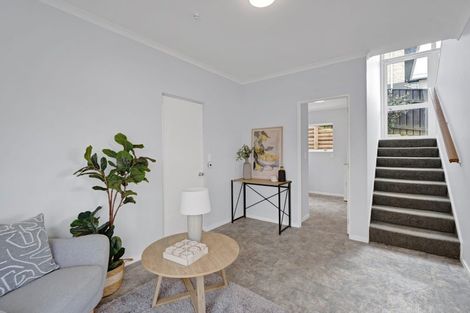 Photo of property in 10 Fairview Place, Westown, New Plymouth, 4310
