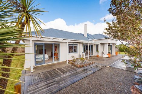 Photo of property in 1 Sycamore Crescent, Fitzherbert, Palmerston North, 4410