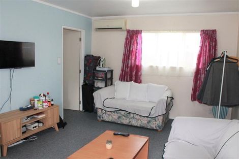 Photo of property in 28 Gibbons Road, Weymouth, Auckland, 2103