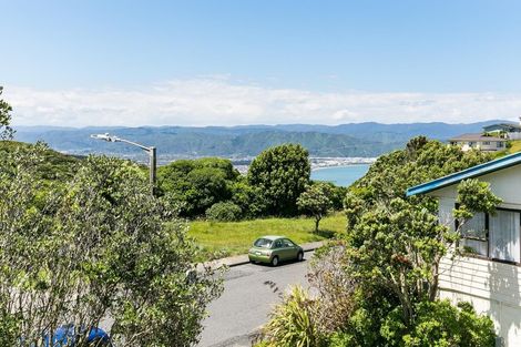 Photo of property in 11 Fernhaven Grove, Newlands, Wellington, 6037
