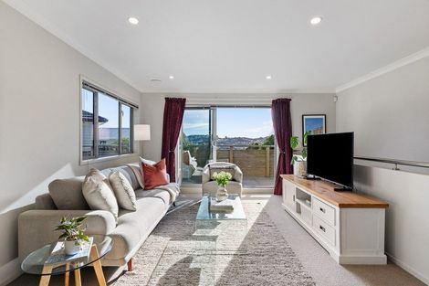 Photo of property in 16 Ted Gilberd Place, Newlands, Wellington, 6037