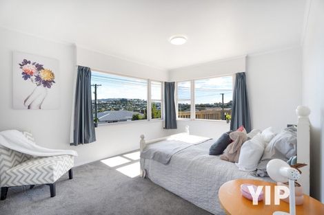 Photo of property in 22 Longcroft Terrace, Newlands, Wellington, 6037