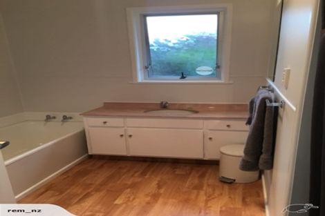 Photo of property in 8 Halcombe Place, Green Bay, Auckland, 0604