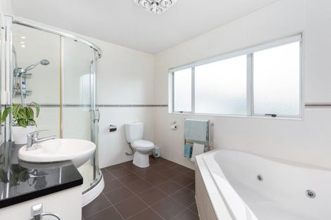 Photo of property in 13 Kunzea Place, Greenhithe, Auckland, 0632