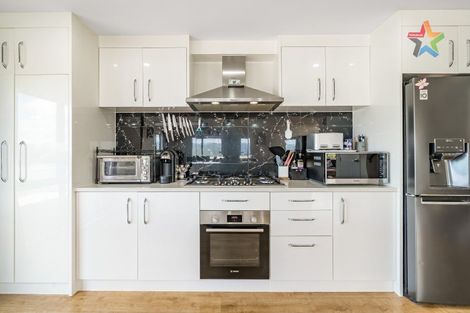 Photo of property in 2 Poto Road, Normandale, Lower Hutt, 5010