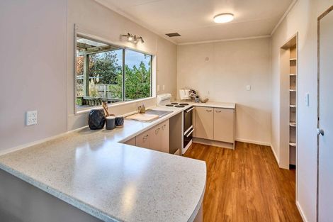 Photo of property in 35 Eruini Street, Waikanae Beach, Waikanae, 5036