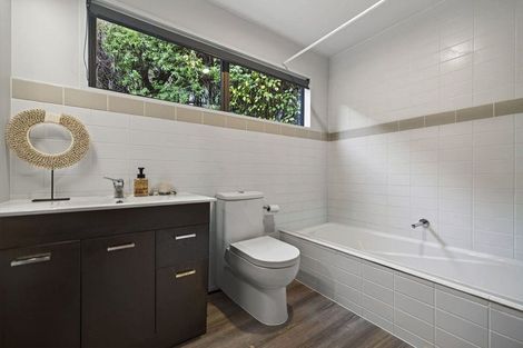 Photo of property in 4 Moss Lane, Sunshine Bay, Queenstown, 9300
